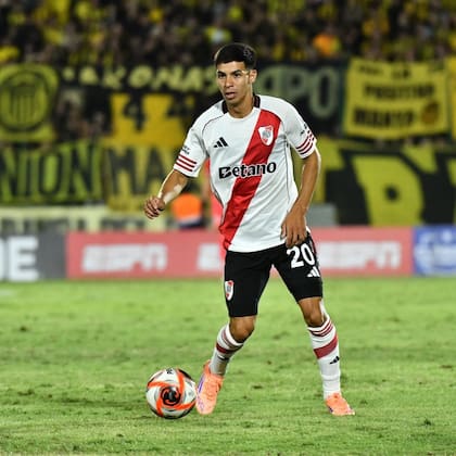 Tomás Galván, siempre con la cabeza levantada, en el amistoso que River le ganó por penales a Peñarol en la pretemporada 2026