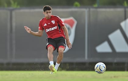 Tomás Galván y un buen destino a la pelota, en el entrenamiento de este jueves en el River Camp