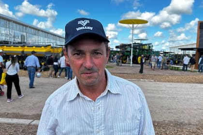 Tomás Gowland mientras recorría un stand de maquinaria agrícola