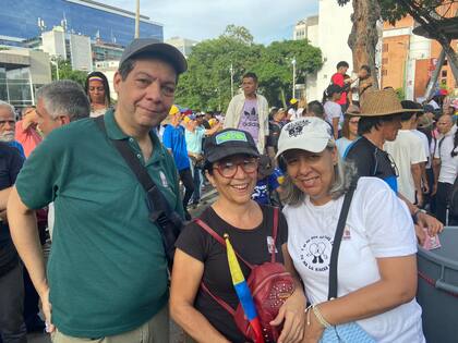 Tomás junto a su familia en el cierre de campaña de la dupla opositora en Las Mercedes. Lleva pegado en el pecho el sticker con la cara de Edmundo González