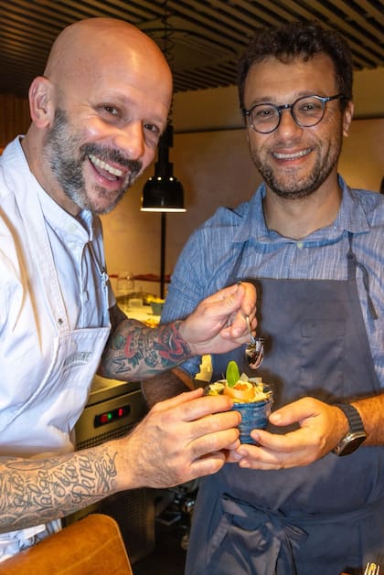 Tomás Kalika (Mishiguene) y Thomas Troisgros, la semana pasada a cuatro manos en Oseile, premiado restaurante, en San Pablo