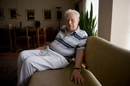 Tomas Kertesz en el living de su casa mientras relata su historia de supervivencia