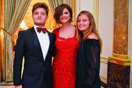 Tomás Kirzner (le dicen Toto), de smoking, llevó a su novia Victoria Morán. Los chicos crecen...