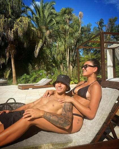 Tomás Lavezzi tomando sol junto a su novia Martina