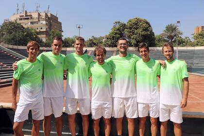 Tomás Lipovsek, el primero desde la izquierda, en El Cairo, con el equipo esloveno de Copa Davis, antes de la serie contra Egipto