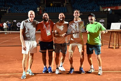 Tomás Martín Etcheverry, junto a su cuerpo técnico y allegados