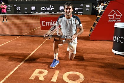 Tomás Martín Etcheverry se coronó por primera vez en el ATP Tour el domingo pasado, al vencer a Alejandro Tabilo (Chile) en el Río Open