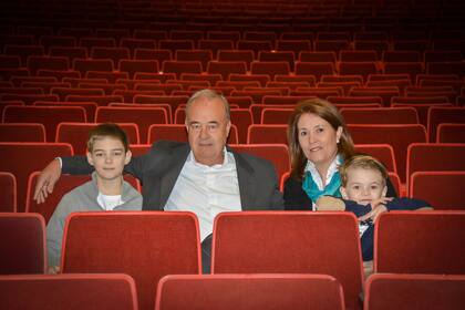 Miguel Ángel Martin y su esposa, Santino y Vittorio, juntos a sus nietos en la sala del Teatro Paradiso