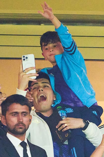 Tomás Messi, uno de los sobrinos de la Pulga, con Mateo Messi en brazos, salta y canta. 