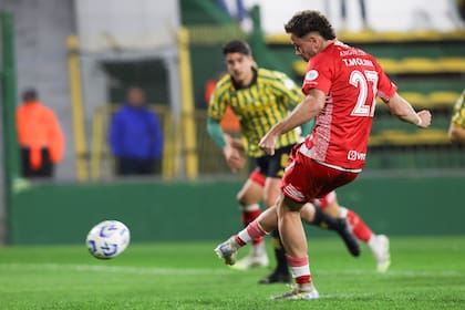 Tomás Molina ejecuta el penal y sella el triunfo de Argentinos sobre Aldosivi en la Copa Argentina; para el goleador, un desquite, tras fallar en la definición con Huracán en 2024