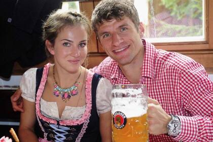 Tomas Muller y su bella esposa
