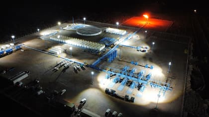 Tomas nocturnas de dron en la Planta Modular Aranda, Vaca Muerta.