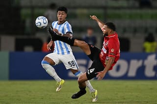 Racing, complicado: erró un penal, estuvo en ventaja y Caracas se lo empató con un golazo