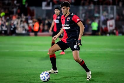 Tomás Pérez, en acción en un partido de Newells'
