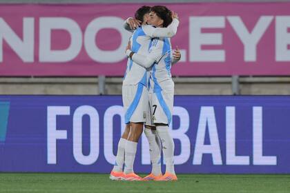 Tomás Pérez junto a Maher Carrizo; el defensor de Porto no tiene su lugar garantizado en el once inicial