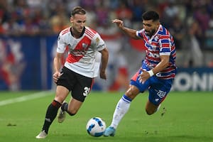 Tomás Pochettino, a quien le cometieron el penal que Enzo Fernández transformó en el 1-1 de River, se lleva la pelota ante Silvio Romero, autor del tanto de Fortaleza