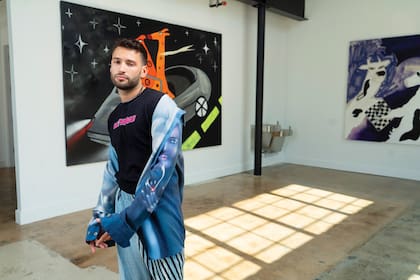 Tomás posa en la galería que abrió en 2022 en Little River, el barrio de Miami que desde hace un par de años fue colonizado por artistas, jóvenes emprendedores y restaurantes y bares.