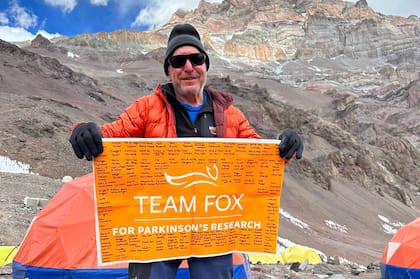 Tomás primero alcanzó picos medianos, luego montañas más altas, hasta que cierto día se propuso llegar a la cima del Aconcagua. Para entonces, ya se había acercado a la fundación de Michael J. Fox, que recauda fondos para la investigación con miras a encontrar mejoras y una posible cura al Parkinson. (Foto en el Aconcagua)