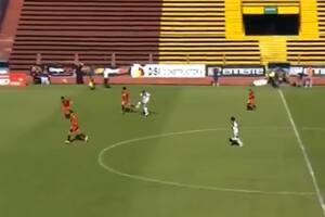 El golazo desde (casi) mitad de la cancha en un partido de la Primera C
