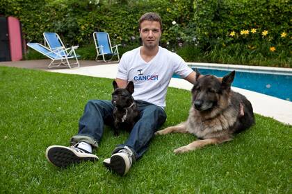 Tomás sale a correr muchas veces con Mora, su Ovejero Alemán de 8 años. Kenya llegó a su casa poco después de su primera operación