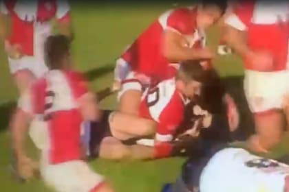 Tomás Sánchez, de Los Matreros, sujetando el pie de Marsano: luego lo doblaría fuertemente