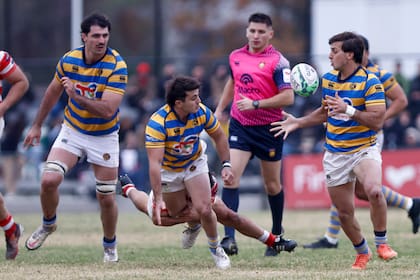 Tomás Scallan, Ormaechea y Sulam tratan de desplegar el típico juego de Hindú, cosa que por la propuesta de Alumni poco pudieron en Manuel Alberti.
