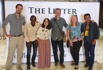 Tomás y algunos de los protagonistas: Arouna Kande, Ridhima Pandey, Nicolas Brown (director), Lorna Gold y el Cacique Dada