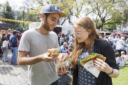 Tomás y Martina almuerzan en la feria Sin Tacc, en Barrancas de Belgrano