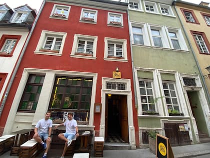 Tomás y Raphael en el frente de su local.