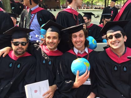 Tomás y sus compañeros de cursada en la graduación de la maestría en políticas públicas de Harvard.