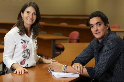 Tomás Yánez junto a María Laura Ochoa, una de sus docentes en la USI