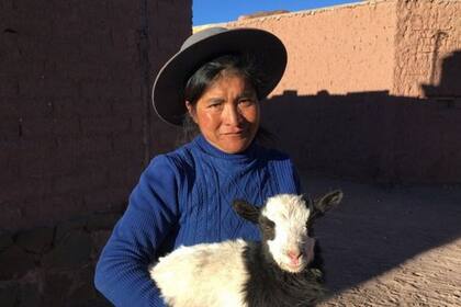 Tomasa Soriano cría cabras y llamas en Jujuy. Ella cree que hay menos agua en la zona desde que llegaron los mineros de litio