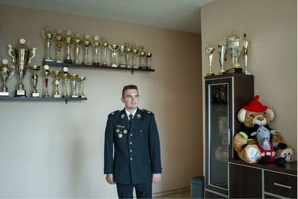 Tomasz Golasz es el bombero profesional que fundó la liga para las voluntarias, a pedido de las chicas