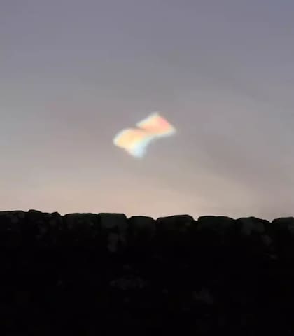 Tomasz Schafernaker, pronosticador meteorológico, explicó: “Pueden ser extremadamente altos. Tres veces más altos que un avión en altitud de crucero. Las nubes nacaradas son un indicador de aire especialmente frío en lo alto de la atmósfera”.