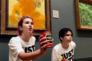 Tomatazo contra Van Gogh: dos manifestantes, en un acto de vandalismo para reclamar por la crisis climática: "¿Vale más el arte que la vida?"