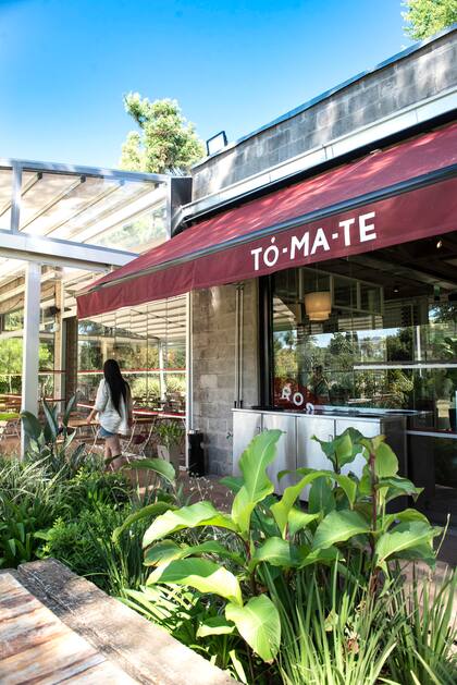 TOMATE cuenta con una vista privilegiada al Rosedal, y la cercanía con el bello Museo Sívori.