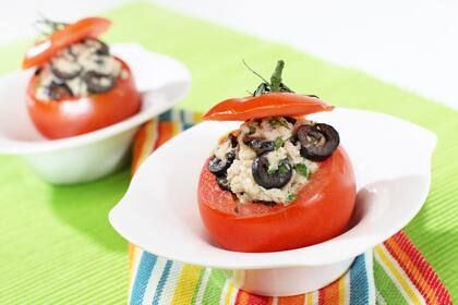 Tomate relleno con no-atún, vegano.