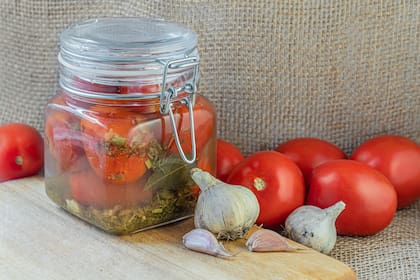 Tomates al natural en conserva