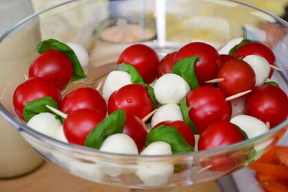Tomates cherry con bocconcinos y albahaca: super healthy
