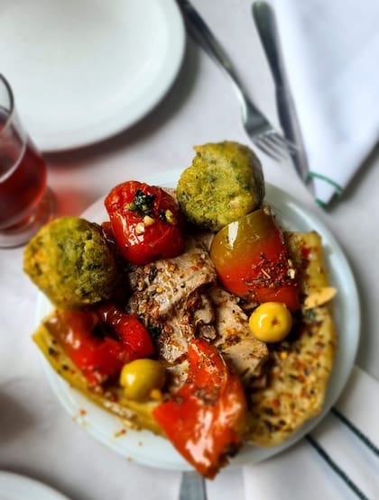 Tomates y morrones asados y distintos tipos de aceitunas componen el clásico antipasto