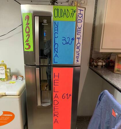 Tombolini mostró su nueva heladera, intervenida para destacar el peso de los impuestos en los alimentos