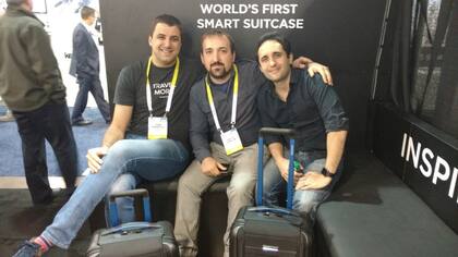 Tomi Pierucci, Alejo Verlini y Diego Saez Gil en la feria CES de Las Vegas junto a su creación, la valija inteligente Bluesmart