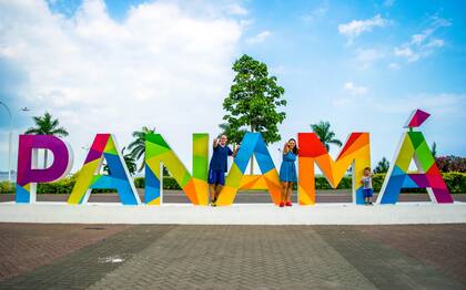 Tomi, que tenía un año y medio cuando comenzó el viaje, estudia a través de un sistema de educación a distancia que pertenece al ejército argentino