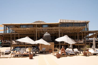 Tommy Bistró cuenta con sombrillas y reposeras en la playa.