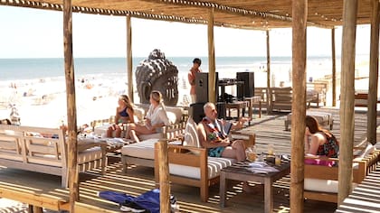 Tommy Bistró es un restaurante con oferta gastronómica variada para todo el día.