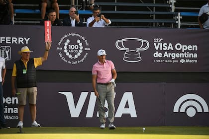 Tommy Cocha evalúa en el tee de salida; arrancó con -4 total