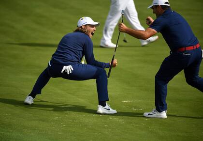 Tommy Fleetwood y Francesco Molinari festejan la victoria por 3 y 1 ante Tiger Woods y Patrick Reed