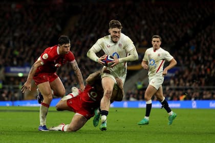 Tommy Freeman escapa de los jugadores de Gales y se encamina hacia su try, el último del partido en Twickenham, donde Inglaterra vapuleó al Dragón