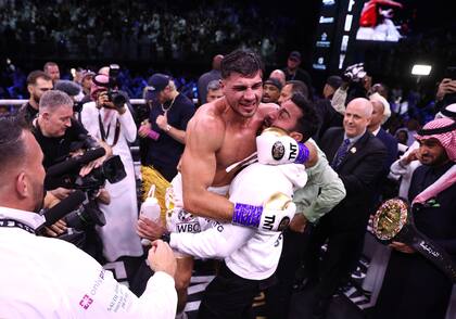 Tommy Fury celebrando su victoria ante Jake Paul