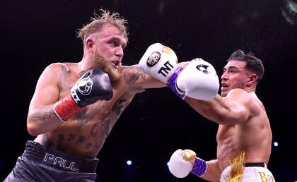 Tommy Fury golpeando a Jake Paul durante la promocionada pelea en el Diriyah Arena, en Riad
